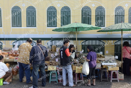 Der Markt beim Wat Pho am Mae Nam Chao Phraya River in der Hauptstadt Bangkok von Thailand in Suedostasien.