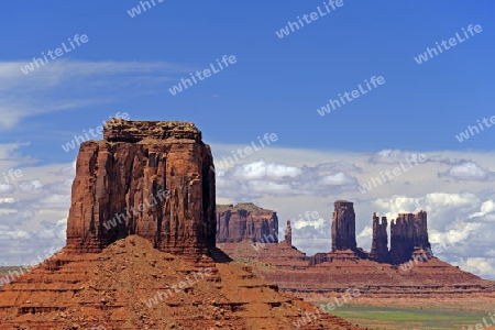 Blick durch das " North Window" auf die Buttes im Monument Valley, Arizona, USA