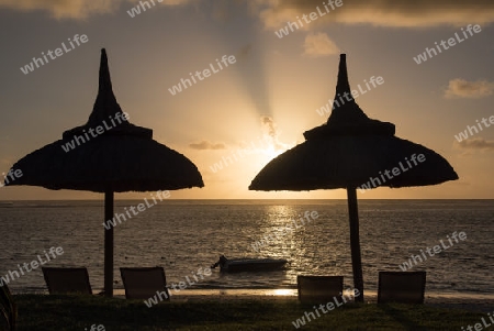 Die Ruhe beim Sonnenaufgang am Strand