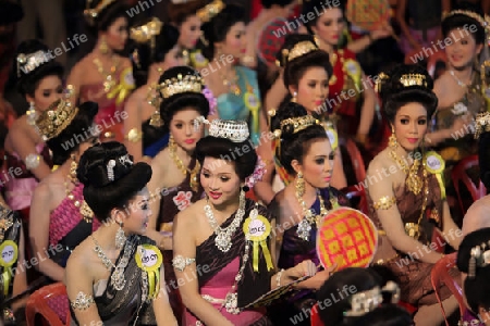 Eine Miss Kandidatin anlaesslich der Miss Wahl beim Bun Bang Fai oder Rocket Festival in Yasothon im Isan im Nordosten von Thailand. 