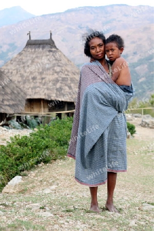 Ein Maedchen mit Baby in einem Bauerndorf beim Bergdorf Maubisse suedlich von Dili in Ost Timor auf der in zwei getrennten Insel Timor in Asien. 