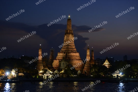 Der Wat Arun Tempel in der Stadt Bangkok in Thailand in Suedostasien.