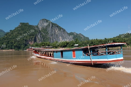 Ein Schiff auf dem Mekong River bei Luang Prabang in Zentrallaos von Laos in Suedostasien. 