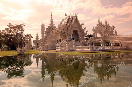 Der Tempel Wat Rong Khun 12 Km suedlich von Chiang Rai in der Provinz chiang Rai im Norden von Thailand in Suedostasien.