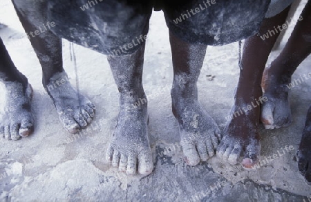 Kinder mit Sandigen Fuessen am Strand von Bwejuu an der Ost-Kueste auf der Insel Zanzibar welche zu Tansania gehoert.       