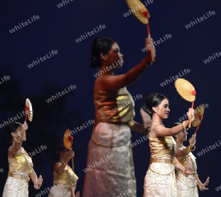 Taenzerinnen bei einem traditionellen Tanz im Santichaiprakan Park am Mae Nam Chao Phraya in der Hauptstadt Bangkok von Thailand in Suedostasien.