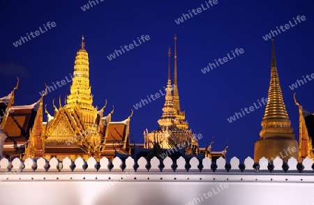 Das Tempelgelaende in der Abendstimmung mit dem Wat Phra Keo beim Koenigspalast im Historischen Zentrum der Hauptstadt Bangkok in Thailand. 