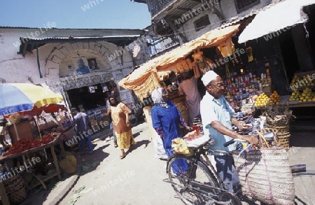 Der Gemuese und Fruechte Markt inmitten der Altstadt Stone Town der Hauptstadt Zanzibar Town auf der Insel Zanzibar welche zu Tansania gehoert.    