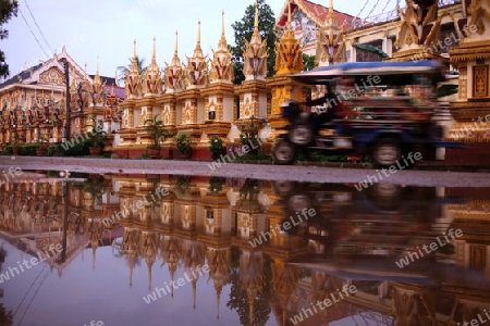 Der Tempel Wat Sainyaphum in der Stadt Savannahet in zentral Laos an der Grenze zu Thailand in Suedostasien.