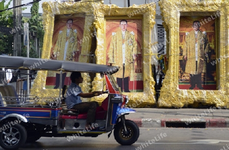 Bilder des Thailaendischen Koenig Bhumibol im Stadtteil Banglamphu in der Hauptstadt Bangkok von Thailand in Suedostasien.