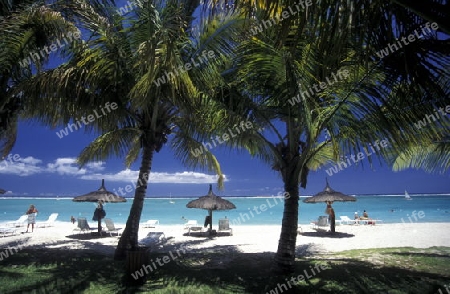 Ein Sandstrand an der Westkueste von Mauritius im Indischen Ozean. 