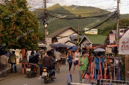 Eine Strasse im Dorf  Pai im norden von Thailand in Suedostasien.