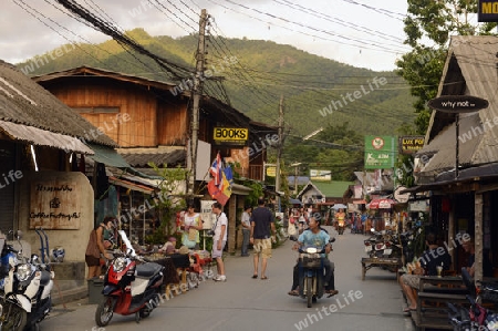 Eine Strasse im Dorf  Pai im norden von Thailand in Suedostasien.