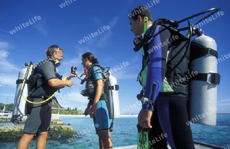 
Eine Tauchschule an der Insel Velavaru im Southmale Atoll auf den Inseln der Malediven im Indischen Ozean.  FLUEELER)