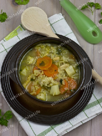 Eine Tasse Huehnersuppe mit Reis, anstelle von Nudeln.