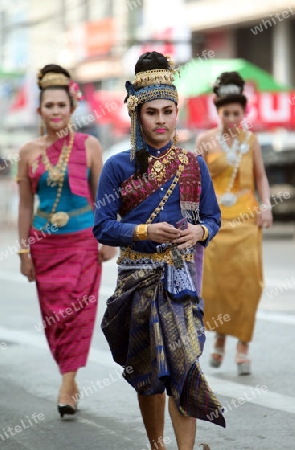 Eine traditionelle Tanz Gruppe zeigt sich an der Festparade beim Bun Bang Fai oder Rocket Festival in Yasothon im Isan im Nordosten von Thailand. 