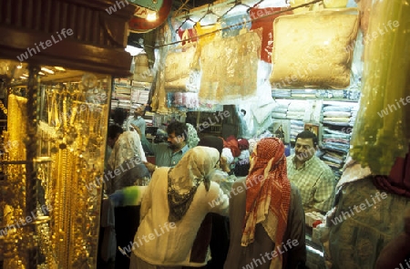 Auf dem Souq oder Markt in der Altstadt von Aleppo in der Hauptstadt von Syrien.