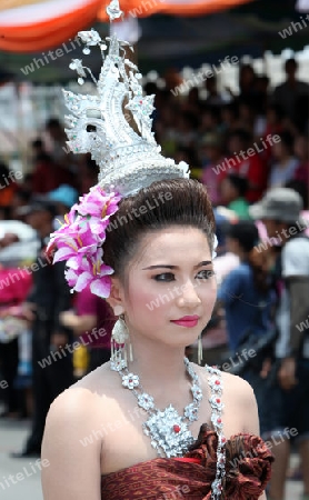 Eine traditionelle Tanz Gruppe zeigt sich an der Festparade beim Bun Bang Fai oder Rocket Festival in Yasothon im Isan im Nordosten von Thailand. 