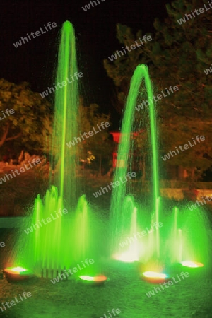 Springbrunnen bei Nacht in Baska, Kroatien