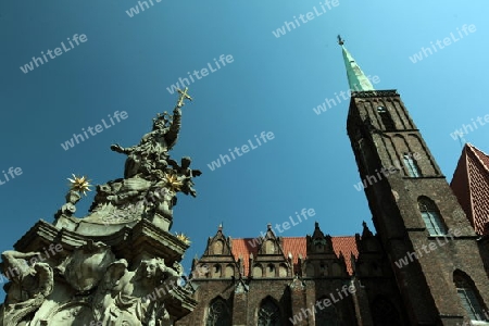 Die Elisabethkirche beim Stray Rynek Platz  in der Altstadt von Wroclaw oder Breslau im westen von Polen.  