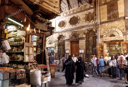 Eine Gasse mit Geschaeften im Souq in der Altstadt der Syrischen Hauptstadt Damaskus