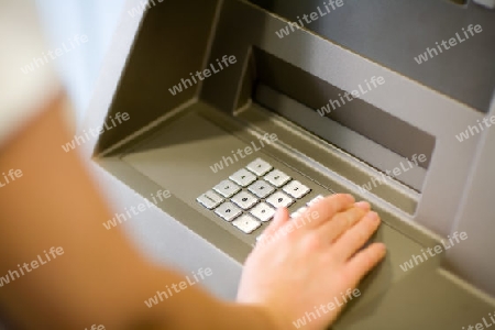 Warten auf Geld am Automaten