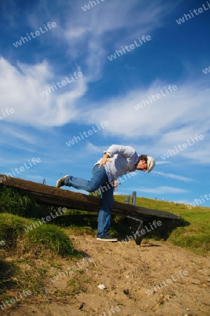 Man shouting on his laptop under a blue sky - Mann schimpft auf sein Notebook unter blauem Himmel