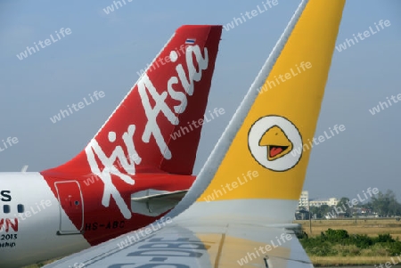 Flugzeuge der Air Asia und Nok Air sthen auf dem Flughafen Don Muang in der Hauptstadt Bangkok von Thailand in Suedostasien.