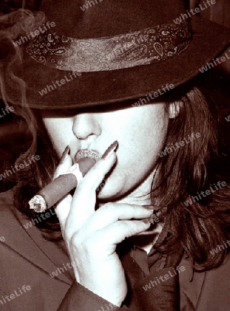 Frau mit Zigarre