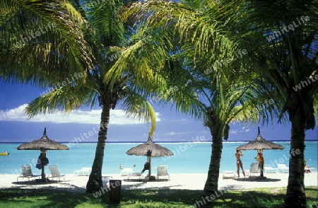 Ein Sandstrand an der Westkueste von Mauritius im Indischen Ozean. 