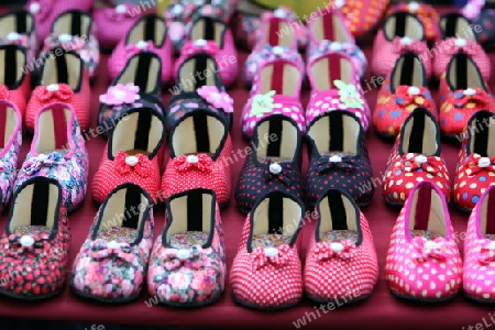 Farbige Schuhe auf dem Markt beim Bun Bang Fai oder Rocket Festival in Yasothon im Isan im Nordosten von Thailand. 