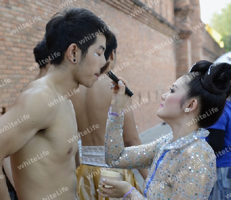 Traditionelle Taenzer an einem Abend vor der alten Stadtmauer am  Pratu Tha Phae Platz in Chiang Mai im norden von Thailand in Suedostasien.