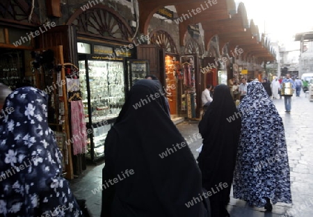 Eine Gasse mit Geschaeften im Souq in der Altstadt der Syrischen Hauptstadt Damaskus