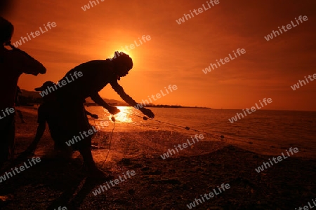 Fischer bei Sonnenunteregang am Stadtstrand von Dili der Hauptstadt von Ost Timor auf der in zwei getrennten Insel Timor in Asien. 