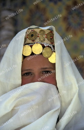 Ein Paar in traditionelle Hochzeitskleidung in Mahdia am Mittelmeer im Nordosten von Tunesien in Nordafrika.