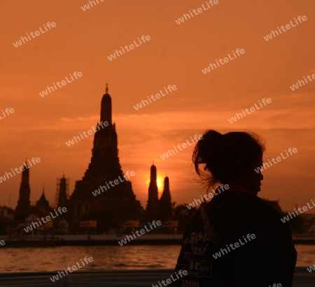 Die Tempelanlage des Wat Arun am Mae Nam Chao Phraya River in der Hauptstadt Bangkok von Thailand in Suedostasien.