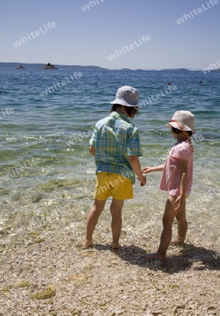 Schwester auf dem Strand