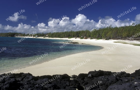 Ein Sandstrand an der Westkueste von Mauritius im Indischen Ozean. 