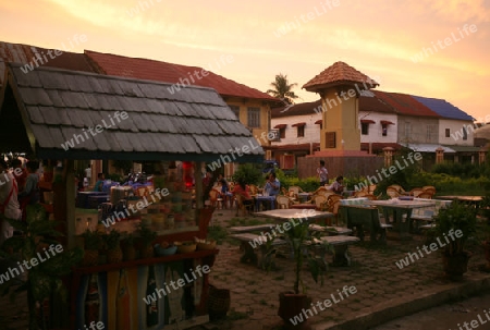 Das Altstadt Zentrum mit dem Nachtmarkt Platz am Grenzfluss Mekong River in der Stadt Tha Khaek in zentral Laos an der Grenze zu Thailand in Suedostasien.