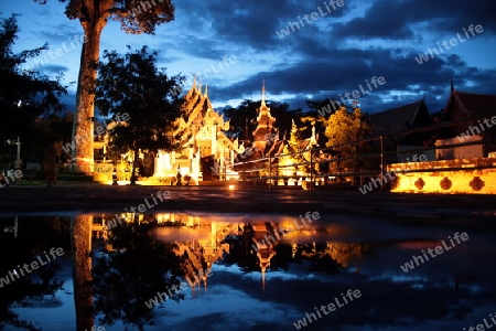 Die Architektur des Wat Chedi Luang Tempel in Chiang Mai im Norden von Thailand.