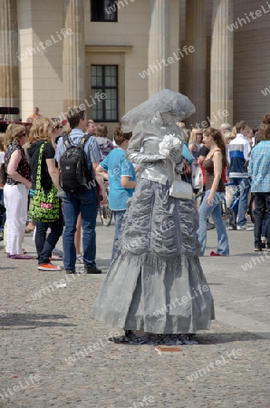 Menschen und Schausteller am Brandenburger Tor