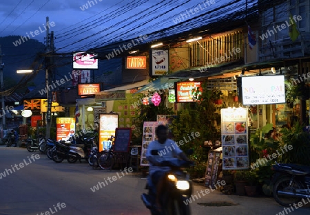 Restaurants im Dorf  Pai im norden von Thailand in Suedostasien.