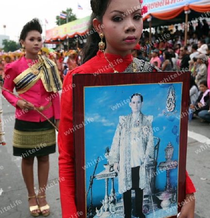 Ein Bild des Koenig Bhumibol Adelyadej von Thailand ist beim traditionellen Raketenfest in der Stadt Yasothon im osten von Thailand allgegenwertig.