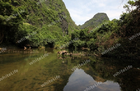 Die Landschaft am Nam Don oder Don River beim Dorf Tha Falang von Tham Pa Fa unweit der Stadt Tha Khaek in zentral Laos an der Grenze zu Thailand in Suedostasien.