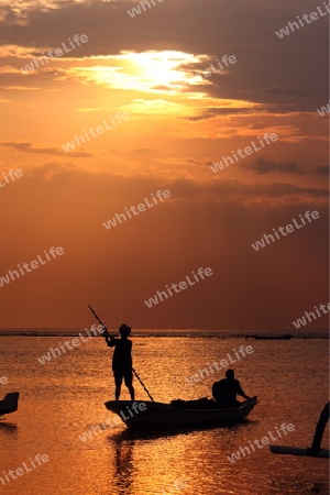 Die Kueste mit Booten in der Seegrass Plantage auf der Insel Nusa Lembongan der Nachbarinsel von Bali, Indonesien.