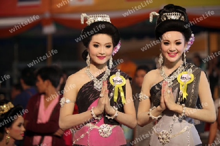 Eine Miss Kandidatin anlaesslich der Miss Wahl beim Bun Bang Fai oder Rocket Festival in Yasothon im Isan im Nordosten von Thailand. 