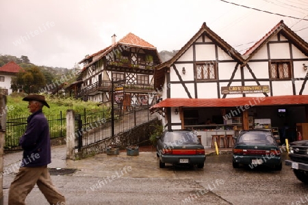 Amerika, Suedamerika, Venezuela, Deutsche Kolonie, Colonia Tovar, Bergdorf,  Ein traditionelles Schwarzwaelder Chalet Haus im Bergdorf Colonia Tovar der ehemaligen Deutschen Kollonie aus dem Schwarzwald in der Tropischen Berglandschaft von Aragua i