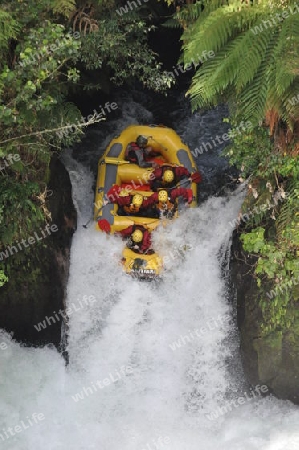 den kleinen Wasserfall hinab