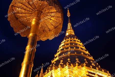 Der Chedi der Tempel Anlage des Wat Phra That Doi Suthep bei Chiang Mai in der Provinz Chiang Mai im Norden von Thailand in Suedostasien.