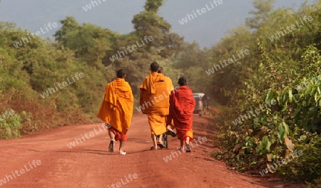 Moenche in der Huegellandschaft an der Landstrasse 12 zwischen der Stadt Tha Khaek und dem Dorf Mahaxai Mai in zentral Laos an der Grenze zu Thailand in Suedostasien.